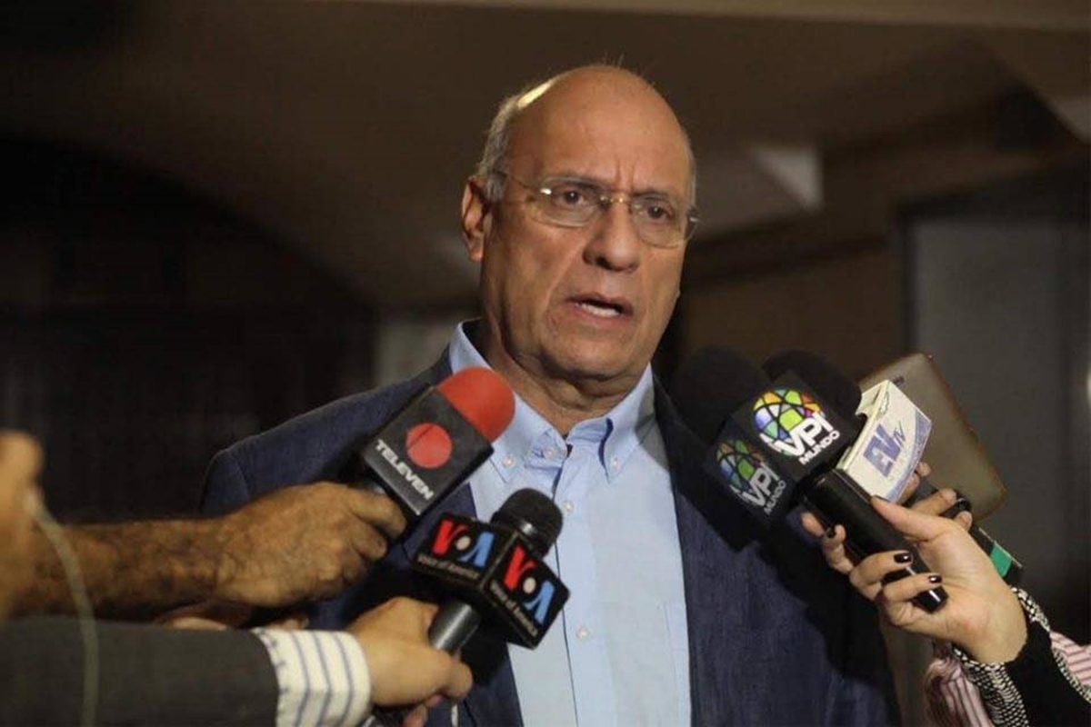 Williams Dávila mostrando su vehículo desvalijado tras ser devuelto por el Sebin