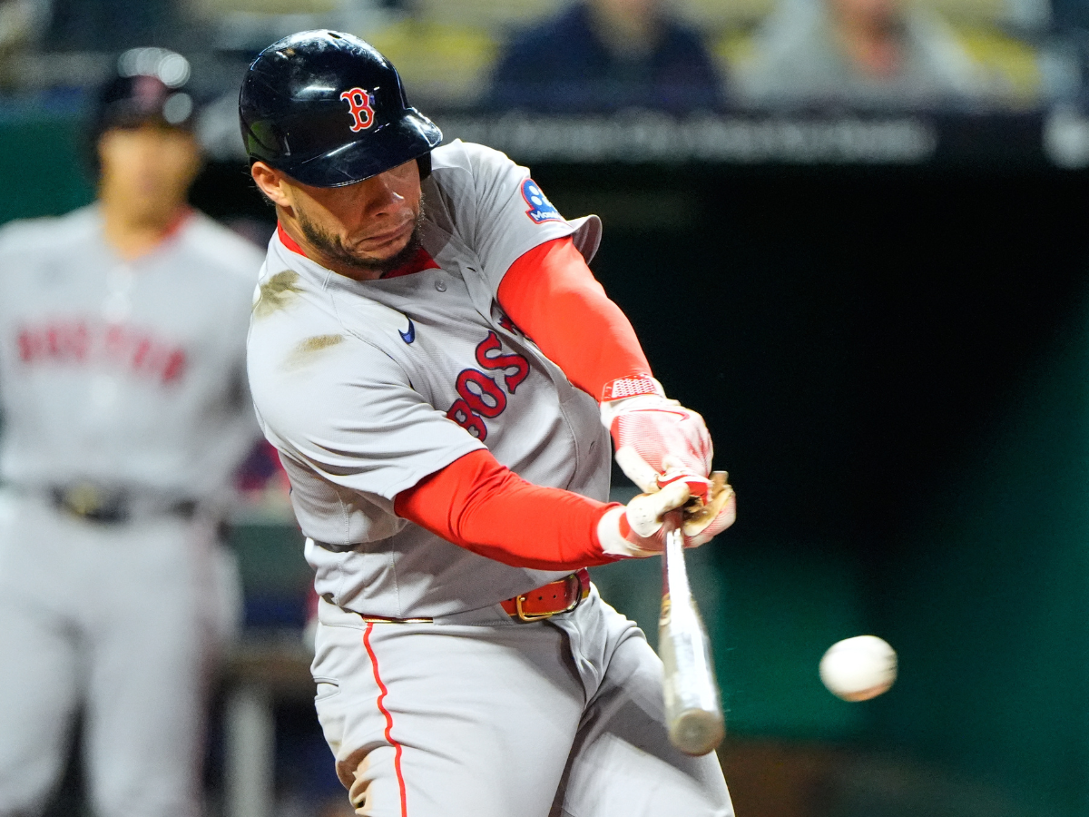 Willson Contreras bateando para los Red Sox de Boston en un partido de la MLB.