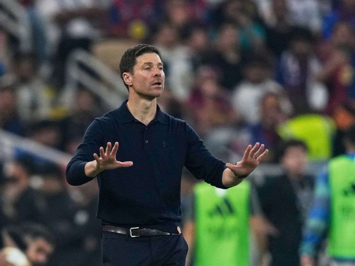 Xabi Alonso dando instrucciones desde la banda como director técnico.