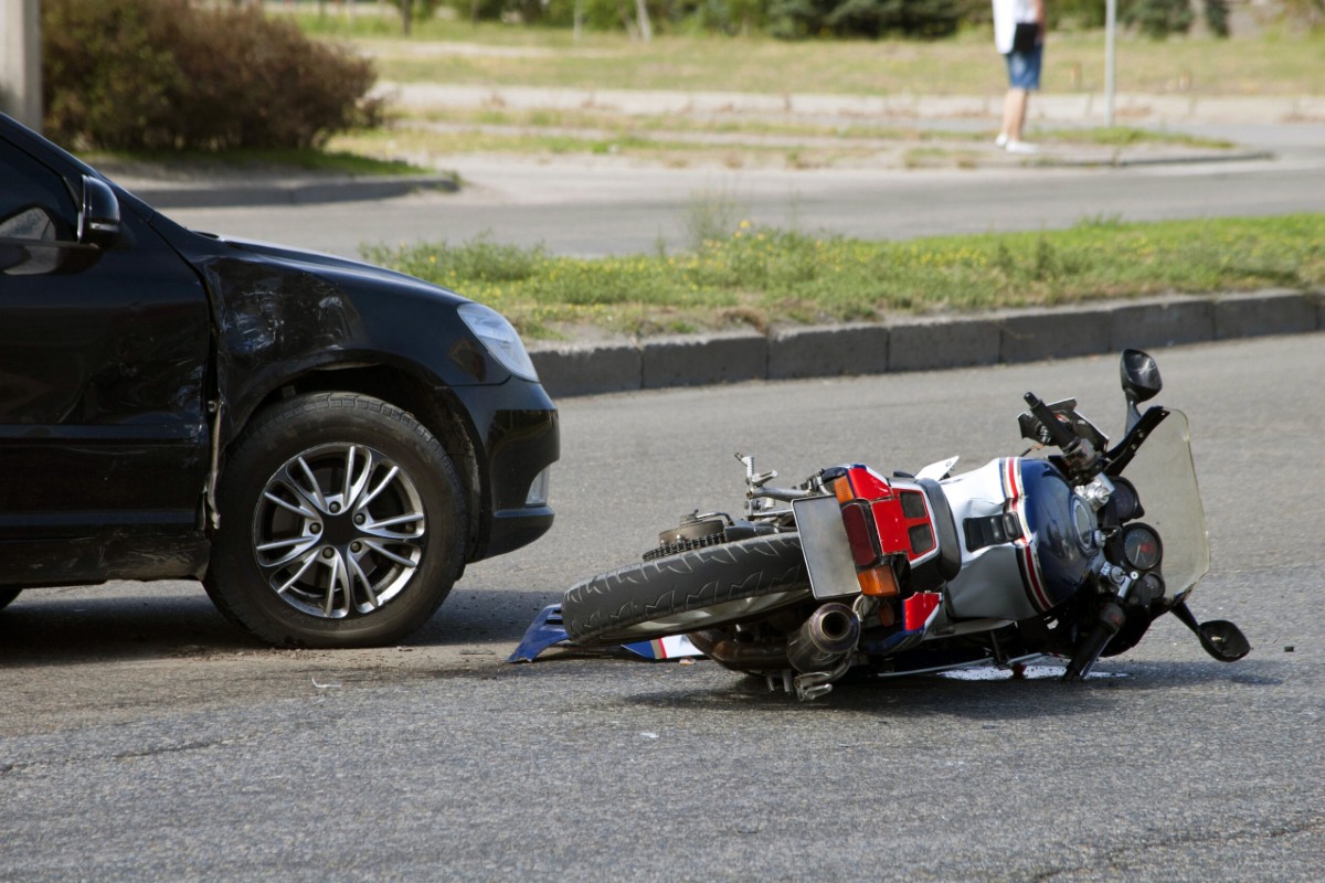 Motocicleta involucrada en un accidente de tránsito en una calle de Venezuela.