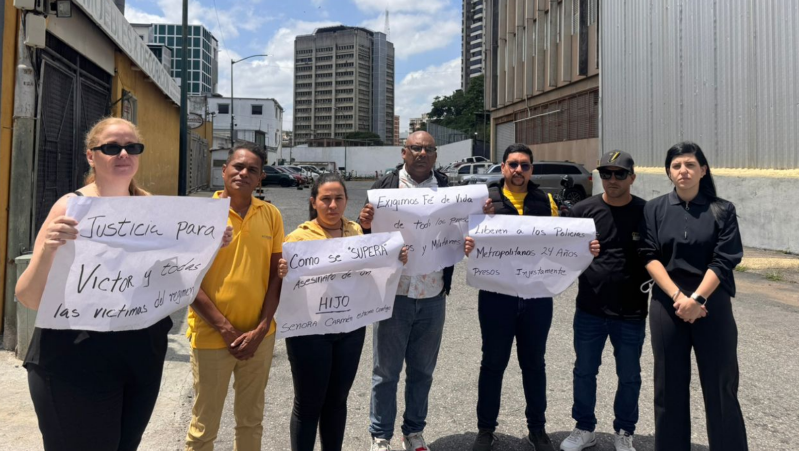 Activistas de Primero Justicia protestando frente a la sede de la PNB en Boleíta, Caracas, exigiendo la liberación de presos políticos.