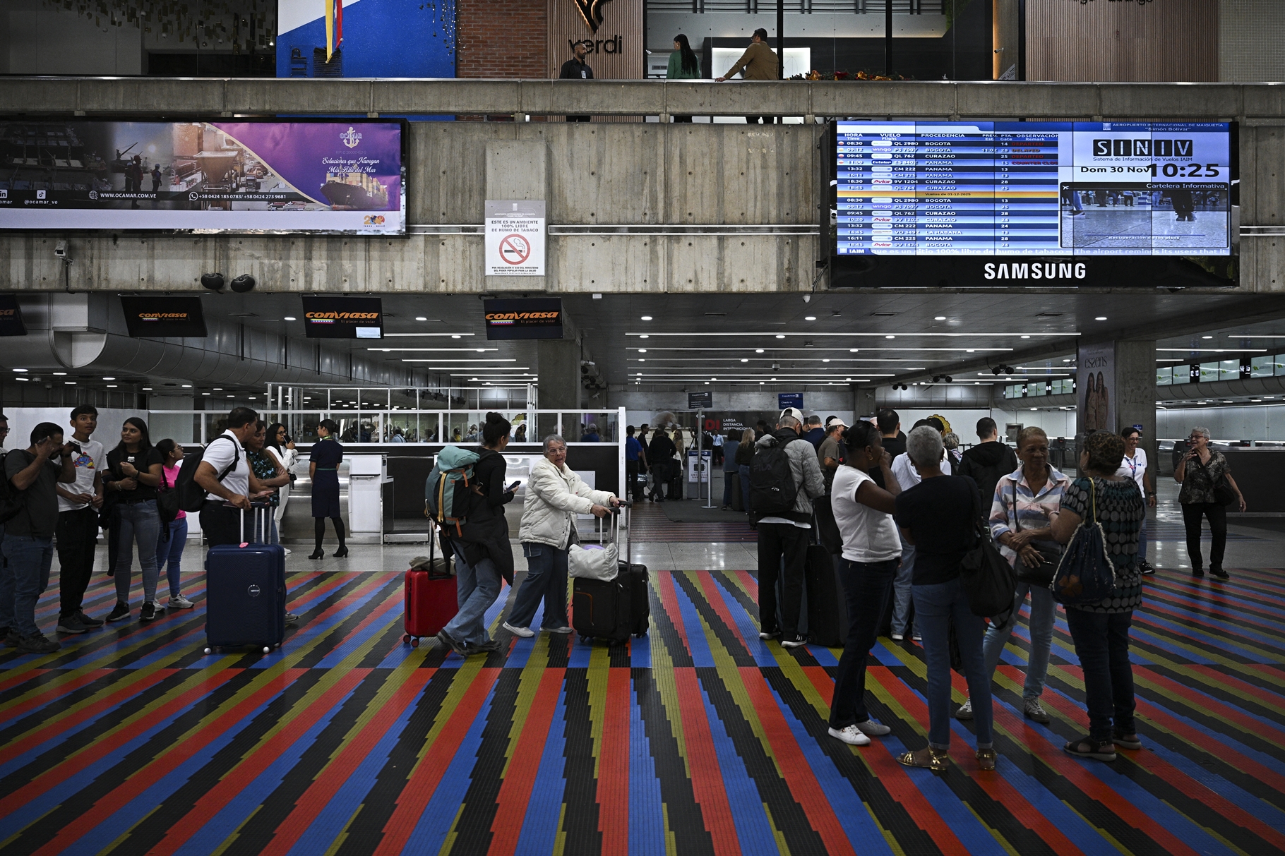 Vista aérea del Aeropuerto Internacional Simón Bolívar de Maiquetía en Venezuela, con aviones en pista.