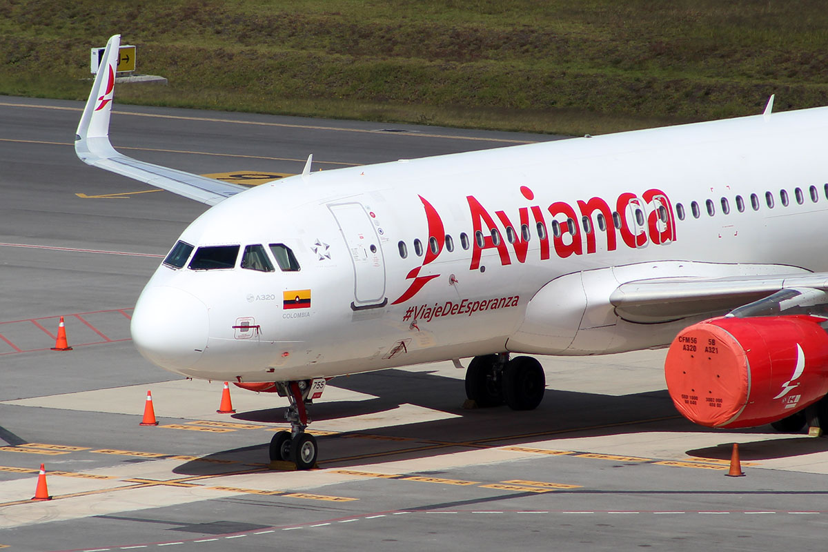 Avión de Avianca aterrizando en el Aeropuerto Internacional de La Chinita en Maracaibo, Venezuela.