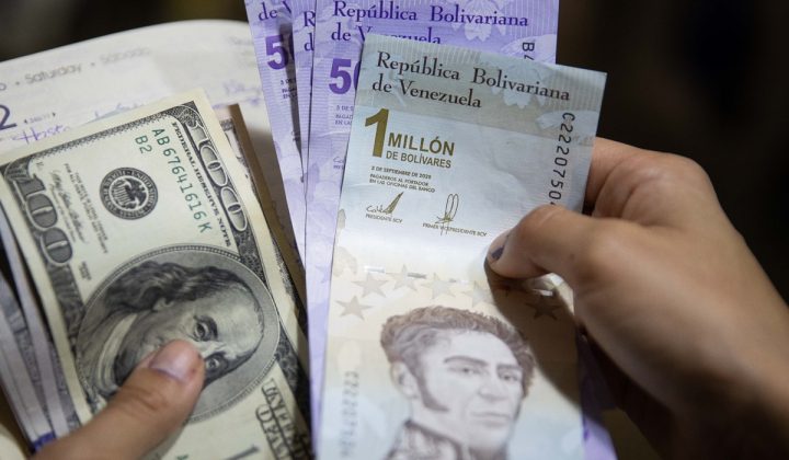 Bloomberg: Inyección de dólares busca aliviar la inflación en Venezuela