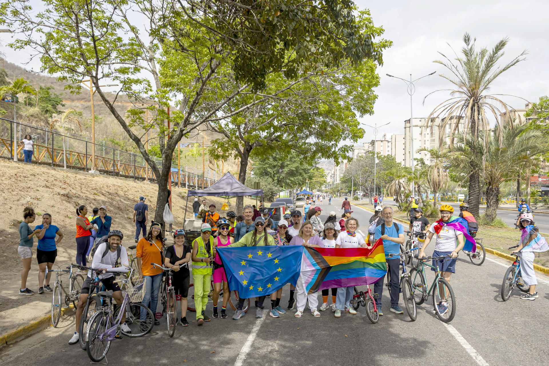 Miembros de la Delegación de la Unión Europea y participantes en un recorrido en bicicleta por Caracas en apoyo a la comunidad LGTBI.