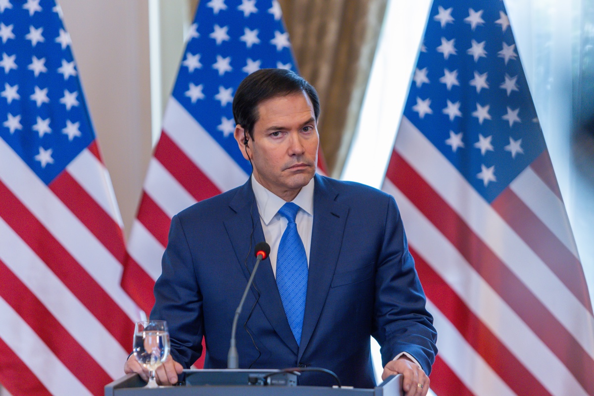 El senador Marco Rubio vestido con un conjunto deportivo Nike Tech Fleece gris.