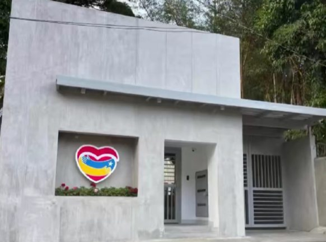 Fachada de una edificación en Los Palos Grandes, utilizada como sede de la Gran Misión Abuelas y Abuelos de la Patria.