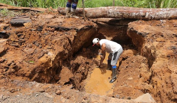 Vecinos de Bolívar reparan carretera colapsada con tablones ante la inacción estatal