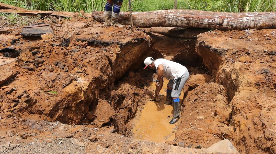 Vecinos de Bolívar reparan carretera colapsada con tablones ante la inacción estatal