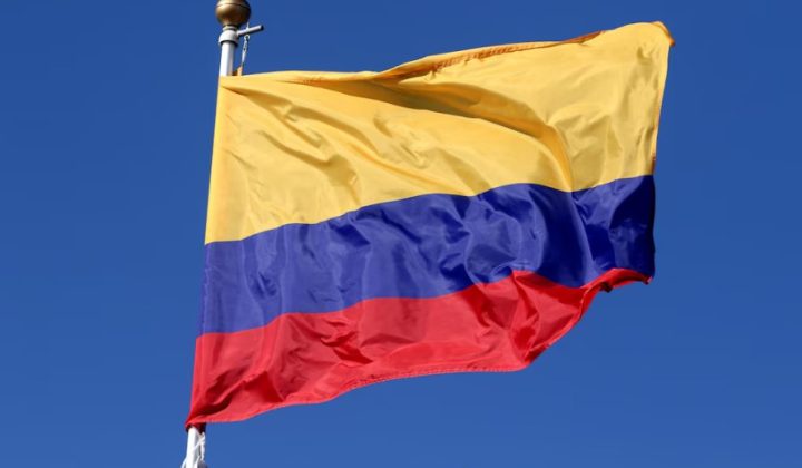 Policía de Colombia ofrece recompensa por ataque a avión institucional; tres heridos leves