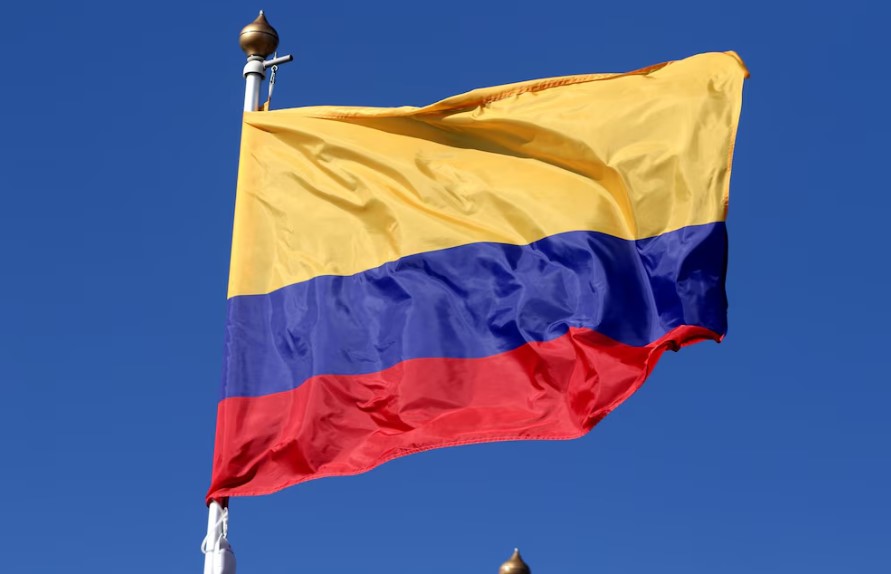 Policía de Colombia ofrece recompensa por ataque a avión institucional; tres heridos leves