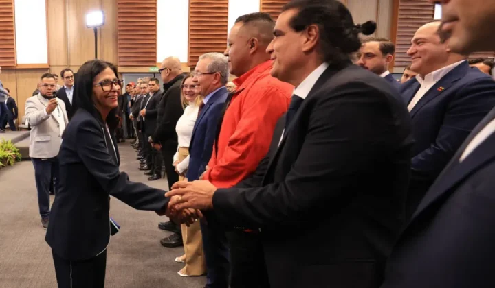 Delcy Rodríguez elimina tuits que la vinculaban con Álex Saab tras su deportación a EE. UU.