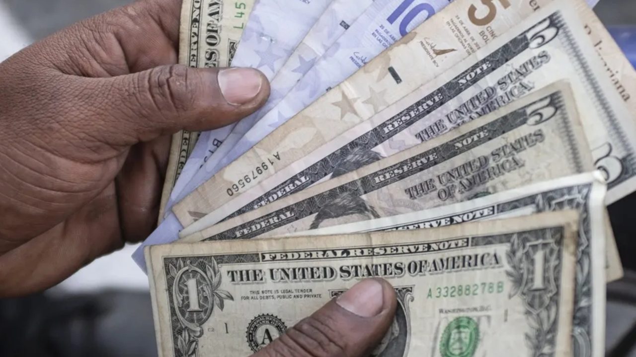 El Bolívar Pierde Terreno Frente al Dólar, Afectando Poder Adquisitivo y Pensiones