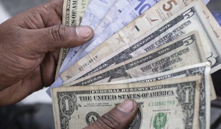 El Bolívar Pierde Terreno Frente al Dólar, Afectando Poder Adquisitivo y Pensiones