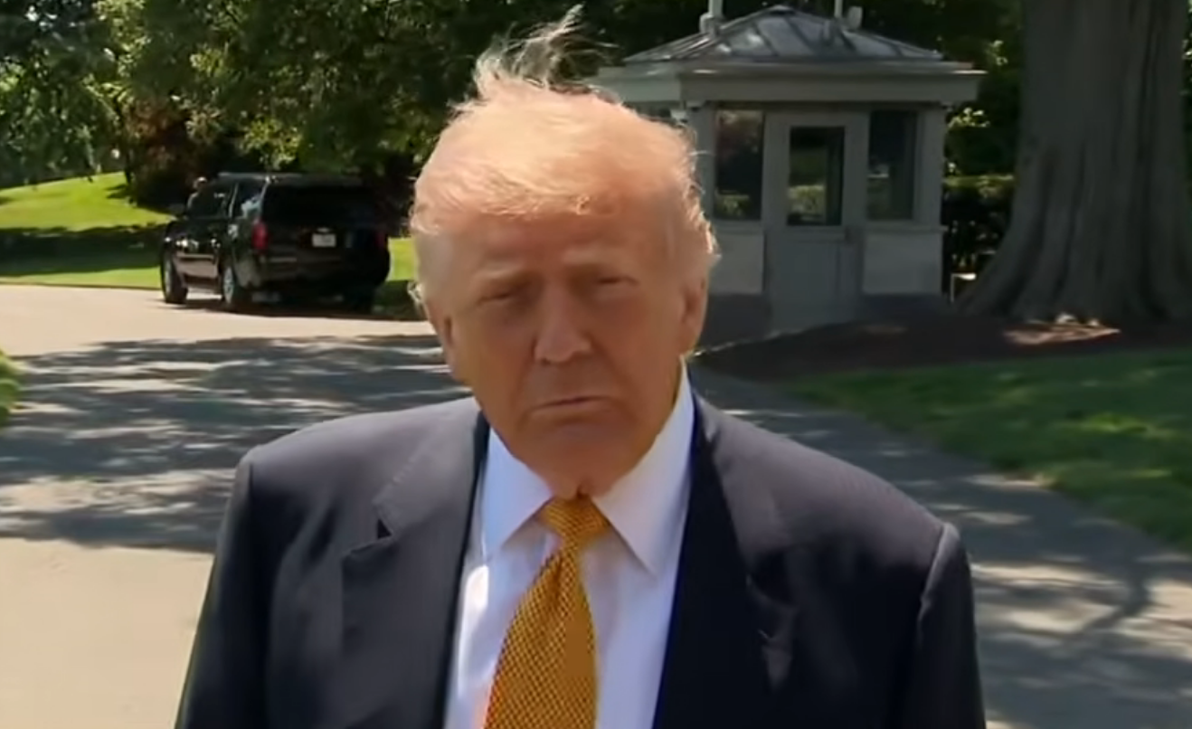 Donald Trump hablando con periodistas en los jardines de la Casa Blanca.
