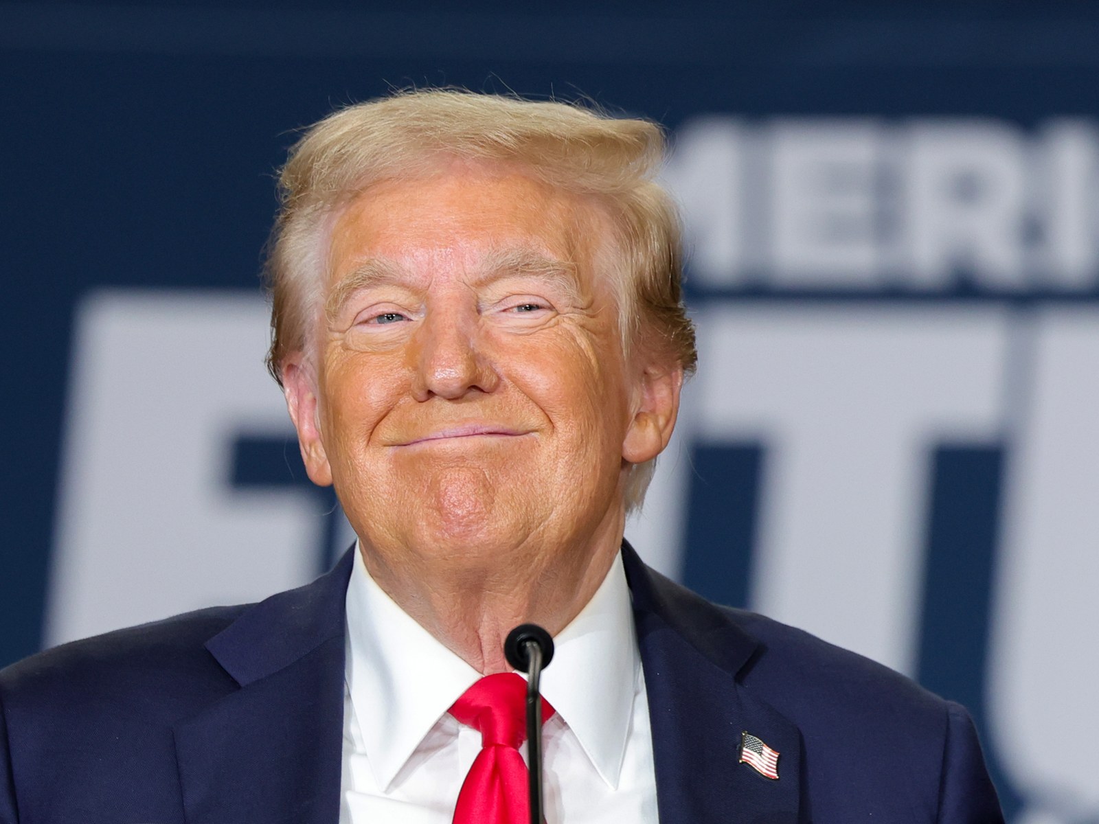 Donald Trump en un podio y Delcy Rodríguez en una conferencia de prensa.