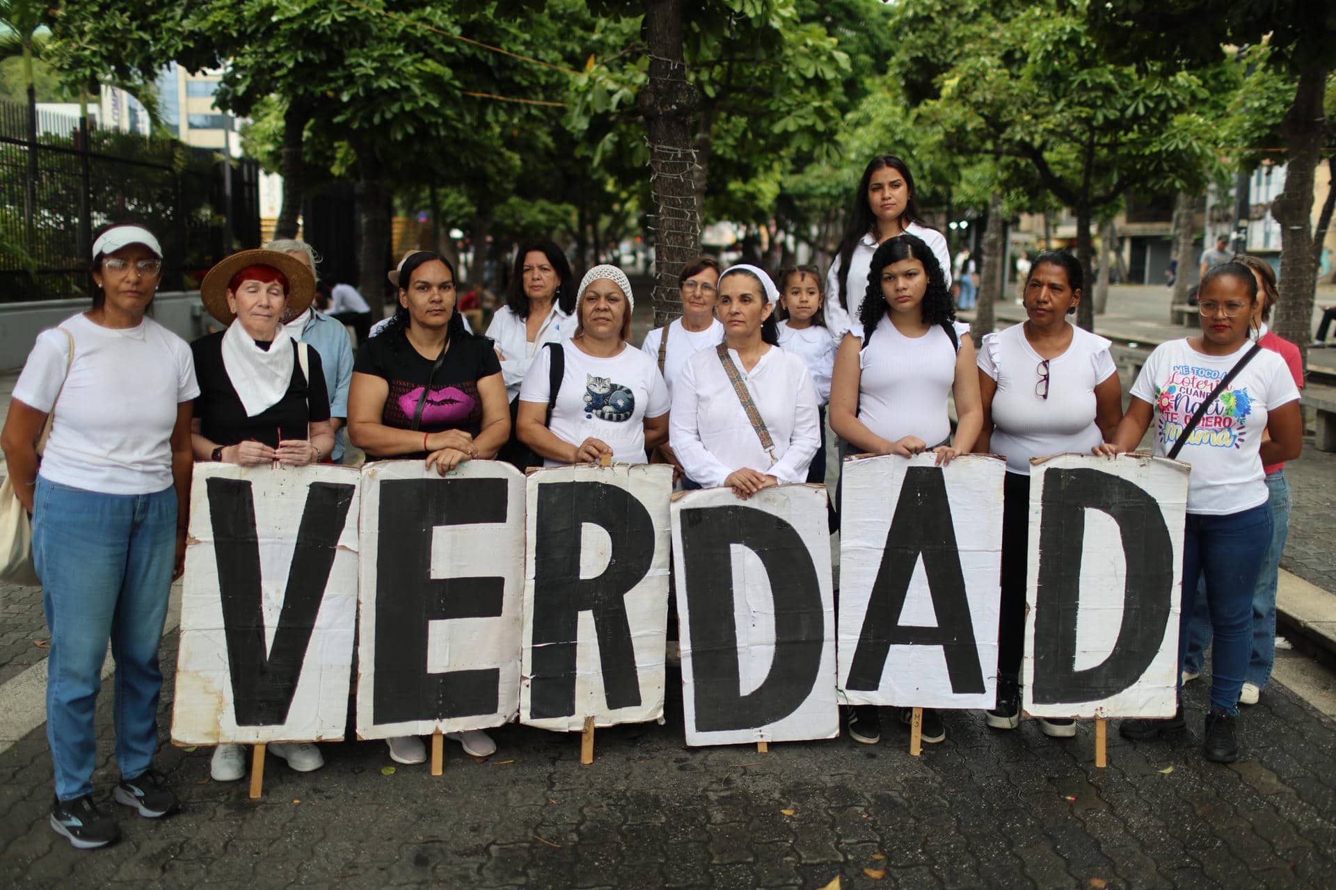 Mujeres venezolanas manifestando en la Plaza Brión de Caracas, sosteniendo un cartel con la palabra "vida".