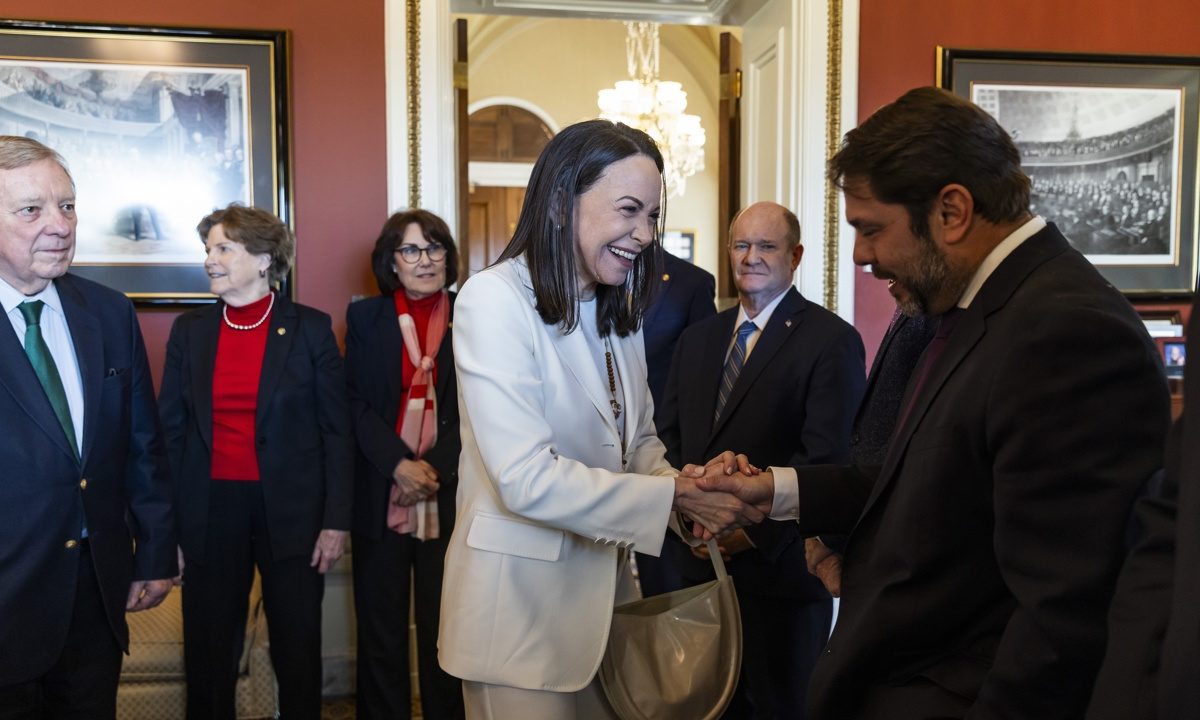 María Corina Machado y el Plan Post-Maduro: Ausencia en Diálogos de Qatar