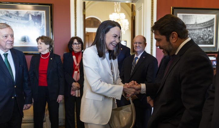 María Corina Machado y el Plan Post-Maduro: Ausencia en Diálogos de Qatar
