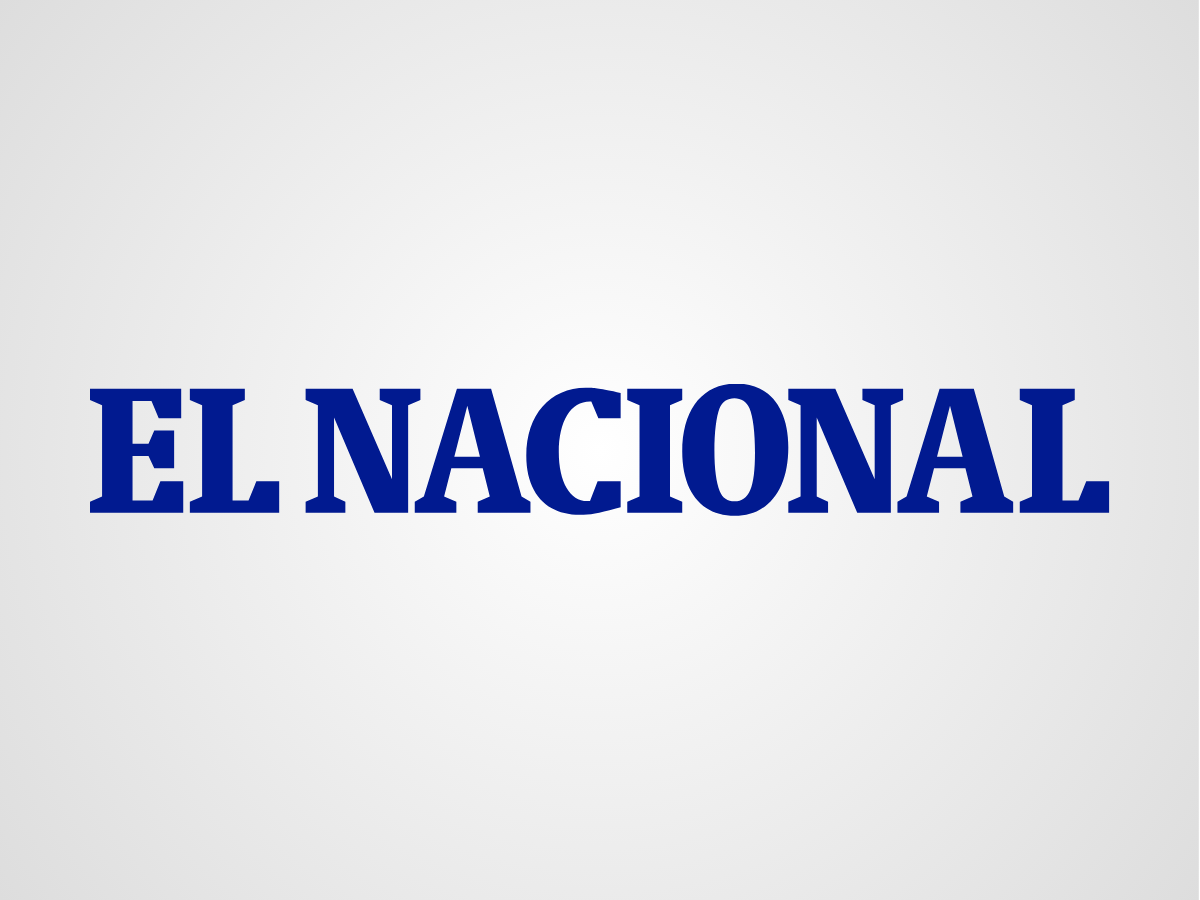 Rescatistas trabajando en la entrada de la mina La Trinidad en Sutatausa, Colombia, tras la explosión.