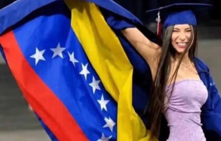 Joven venezolana se hace viral por ondear bandera de Venezuela en su toga de graduación en EE. UU.