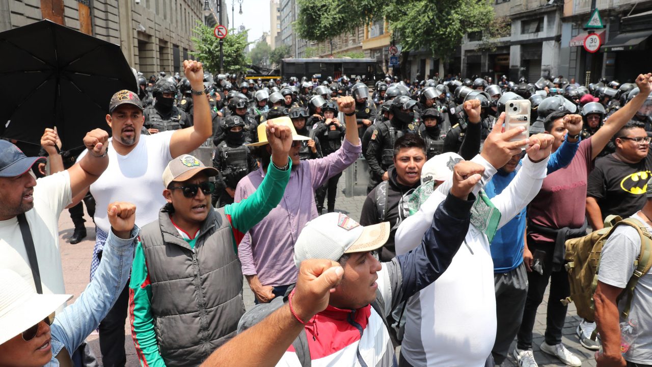 Gobierno mexicano reprime protestas de maestros en el Zócalo previo al Mundial de Fútbol 2026