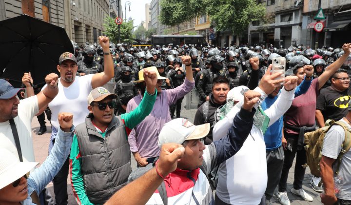 Gobierno mexicano reprime protestas de maestros en el Zócalo previo al Mundial de Fútbol 2026