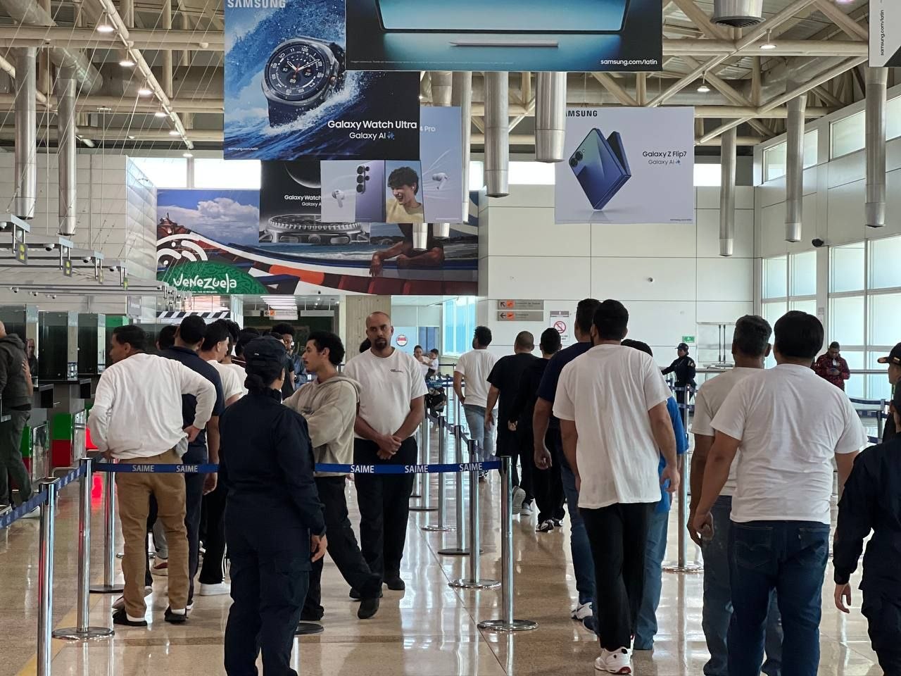 Migrantes venezolanos llegando al Aeropuerto Internacional Simón Bolívar de Maiquetía tras ser repatriados de Estados Unidos.