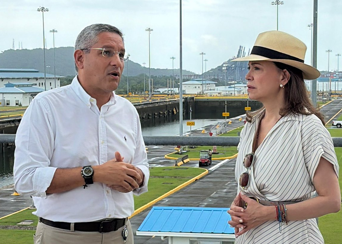 María Corina Machado durante su visita al Canal de Panamá, acompañada por autoridades del tramo.