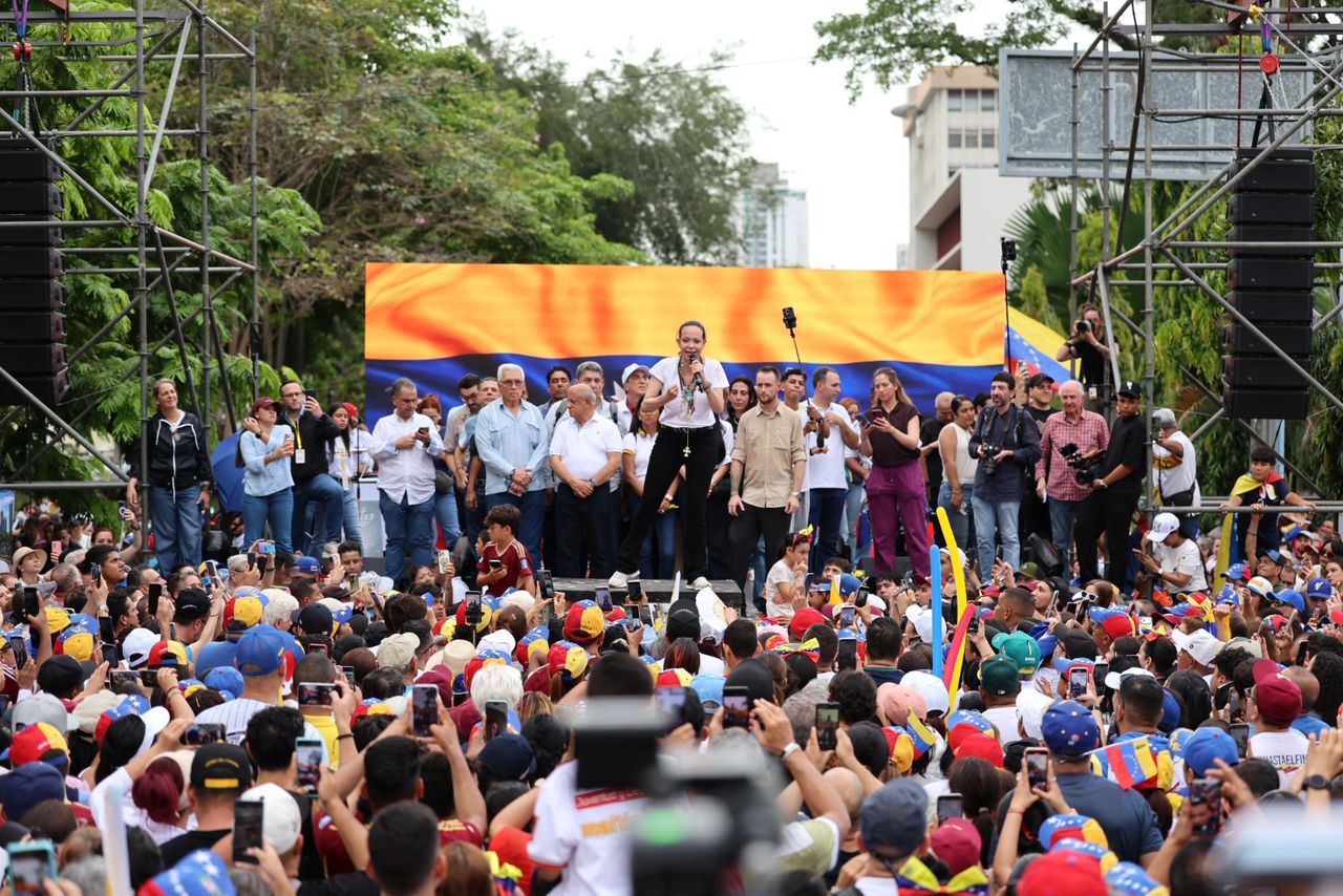 Imagen de María Corina Machado dirigiéndose a una multitud en Ciudad de Panamá.