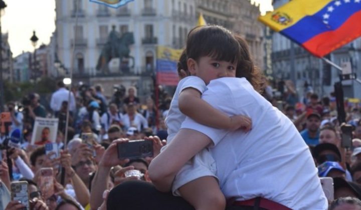 María Corina Machado promete reencuentro en libertad a madres venezolanas
