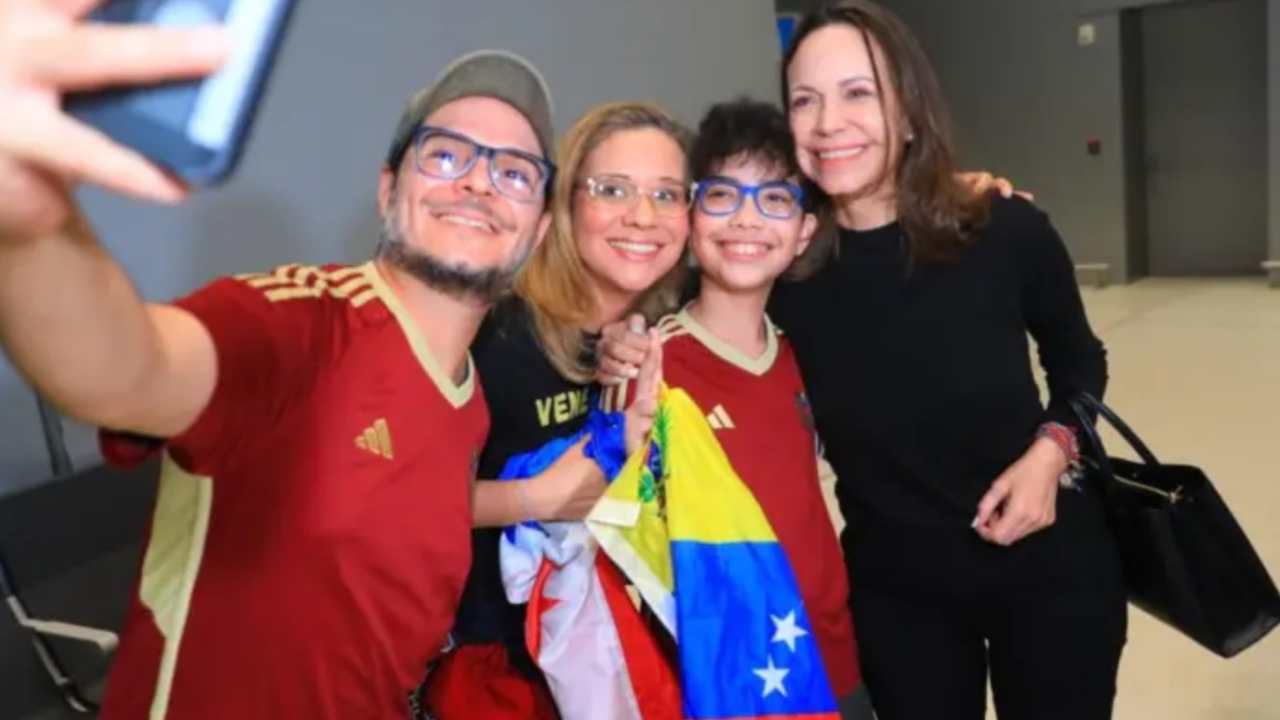 La líder política venezolana y Premio Nobel de la Paz, María Corina Machado, llegó la noche del jueves 21 de mayo a Panamá. Su arribo al aer