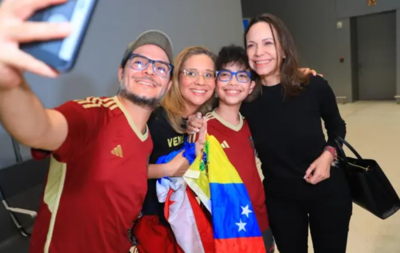Venezolanos reciben a María Corina Machado en el aeropuerto de Panamá durante su llegada