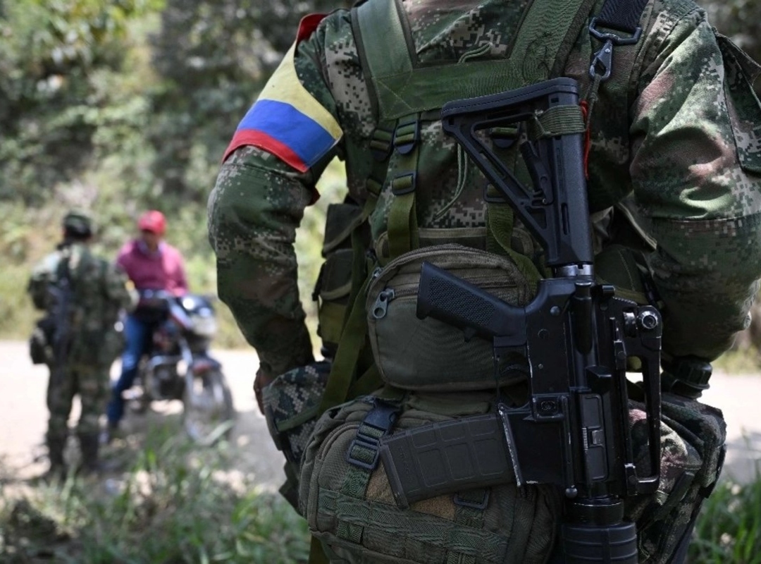 Soldados del Ejército de Colombia patrullando en una zona rural del departamento del Cauca.