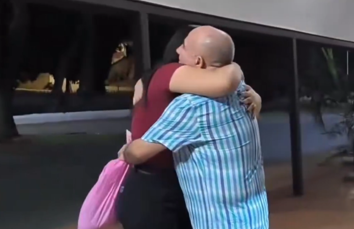 Nervins Sarcos saliendo de un centro de detención tras su liberación.