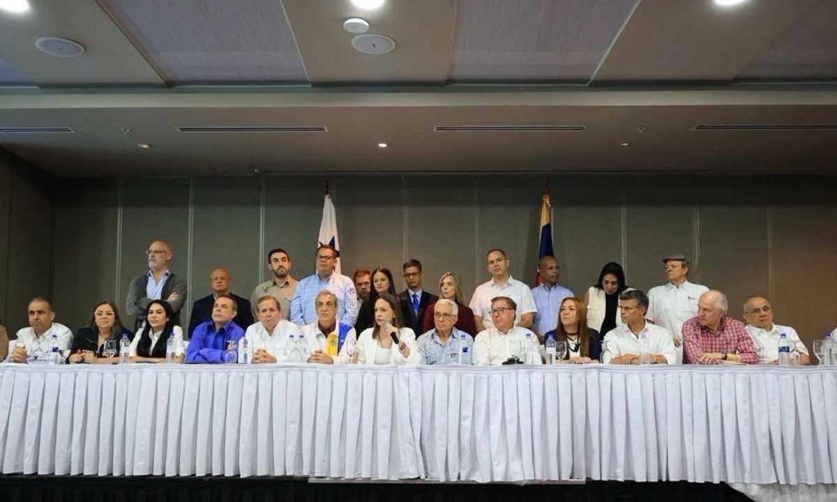 María Corina Machado se reúne con líderes opositores en Panamá en gira por la democracia