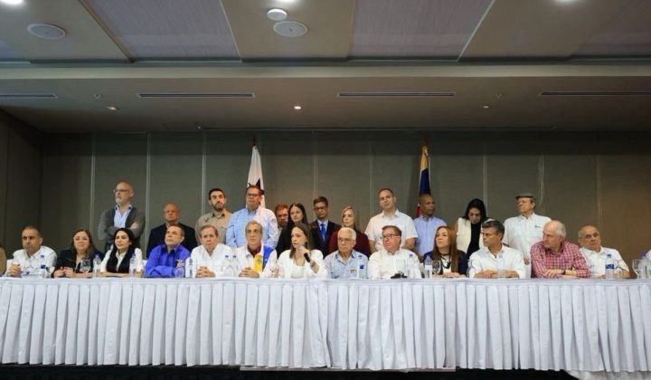 María Corina Machado se reúne con líderes opositores en Panamá en gira por la democracia