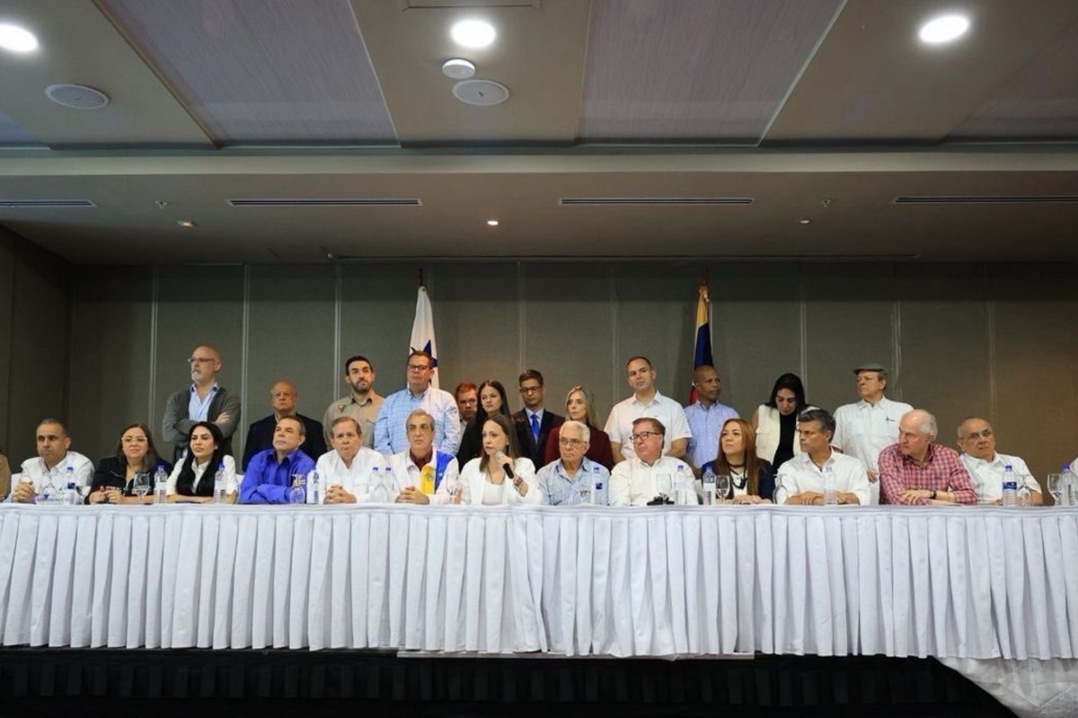 Líderes de la oposición venezolana reunidos en un encuentro en Panamá, con María Corina Machado presente.