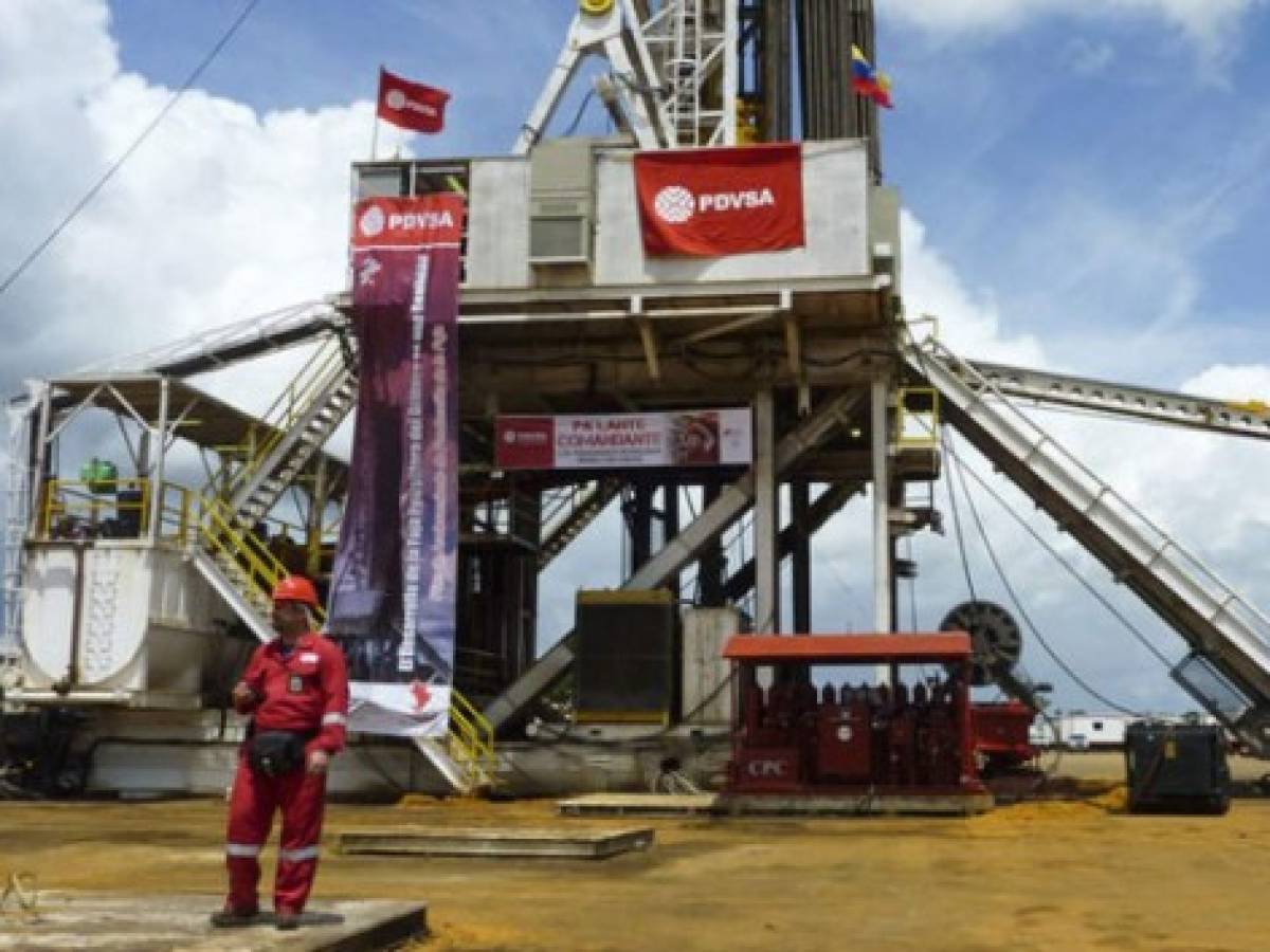 Vista aérea de un campo petrolero en Venezuela con torres de extracción y tanques de almacenamiento.