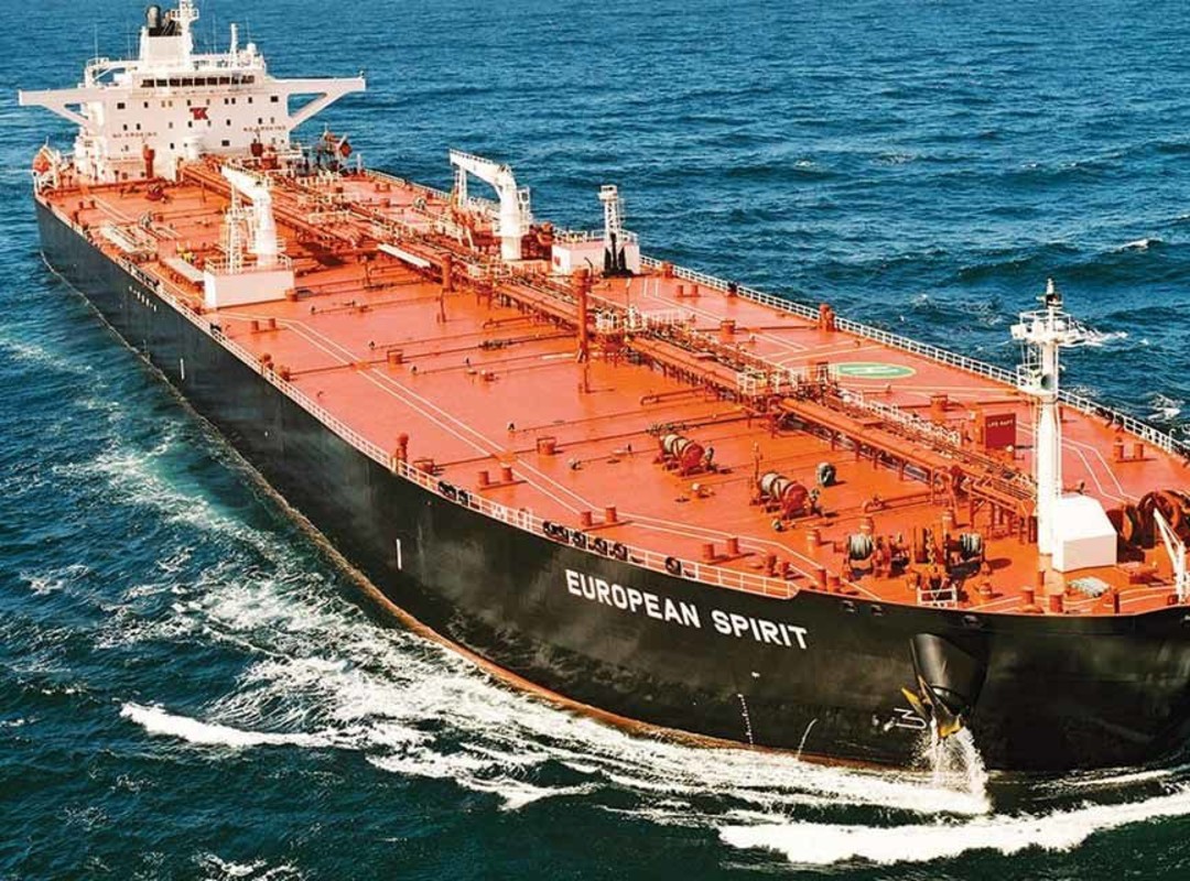 Buque petrolero navegando en aguas internacionales, representando las exportaciones de crudo de Venezuela.
