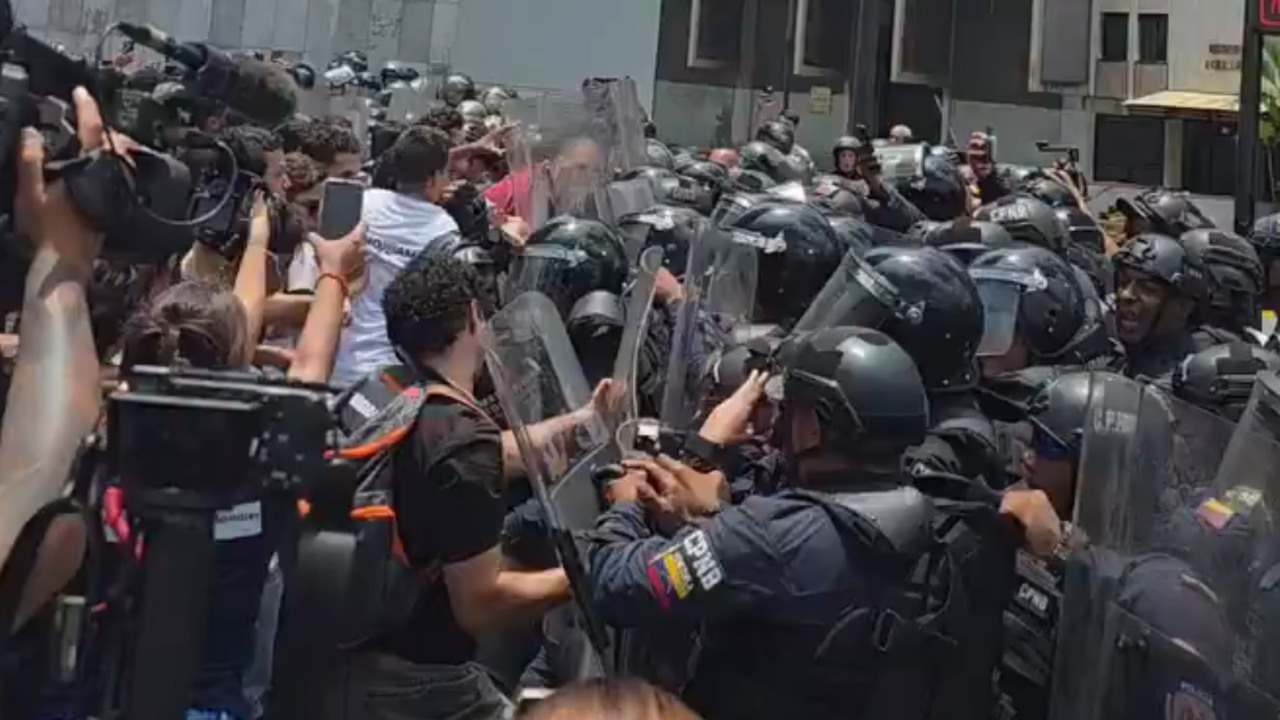 PNB agredió a estudiantes que protestaban frente al Sebin en Plaza Venezuela