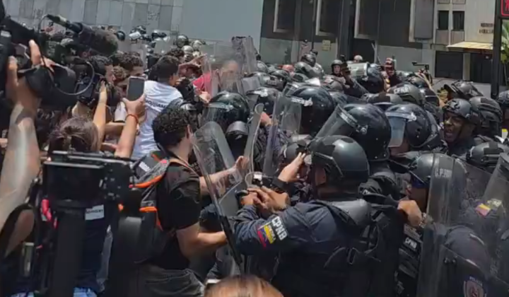 PNB agredió a estudiantes que protestaban frente al Sebin en Plaza Venezuela