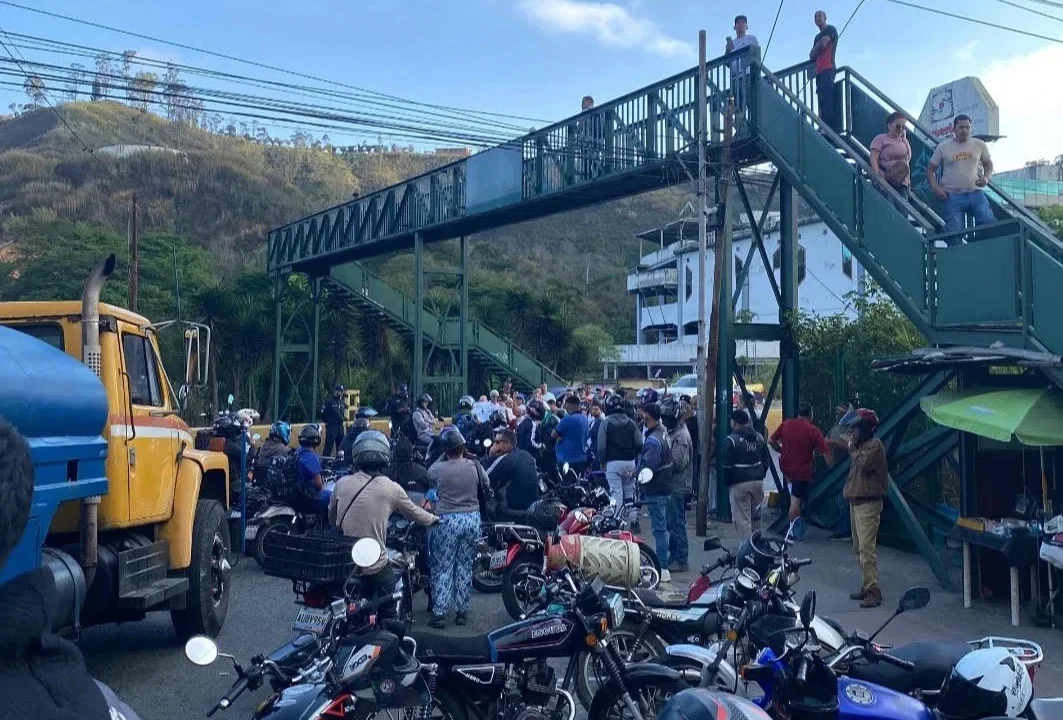 Vecinos cierran la Panamericana Los Teques-Caracas por escasez de agua