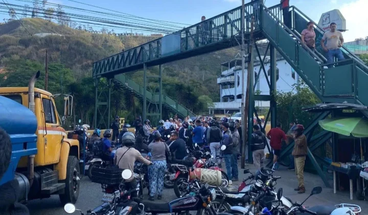 Vecinos cierran la Panamericana Los Teques-Caracas por escasez de agua