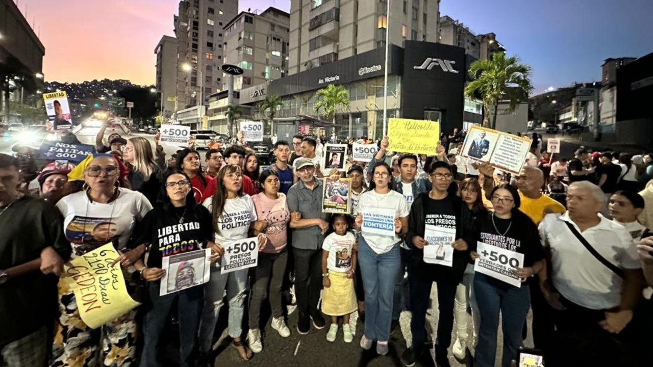 Familiares de presos políticos protestaron frente a El Helicoide exigiendo su liberación
