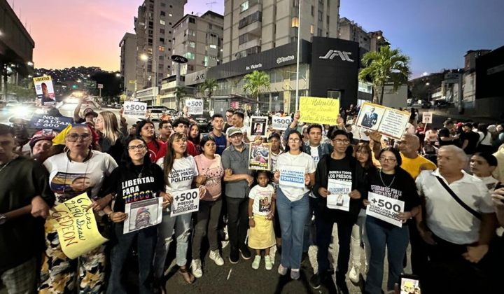 Familiares de presos políticos protestaron frente a El Helicoide exigiendo su liberación