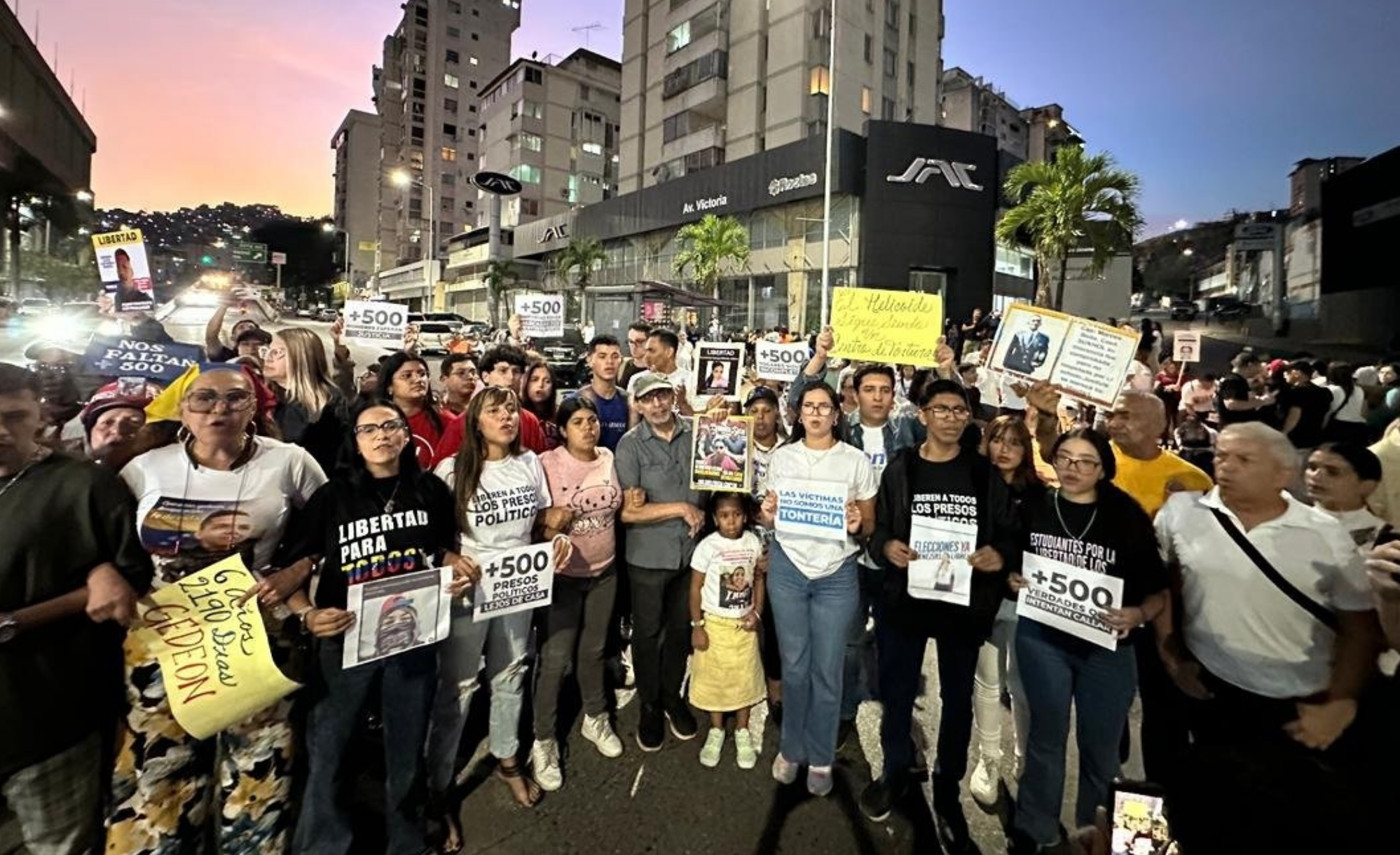 Manifestantes frente a El Helicoide exigiendo la liberación de presos políticos.