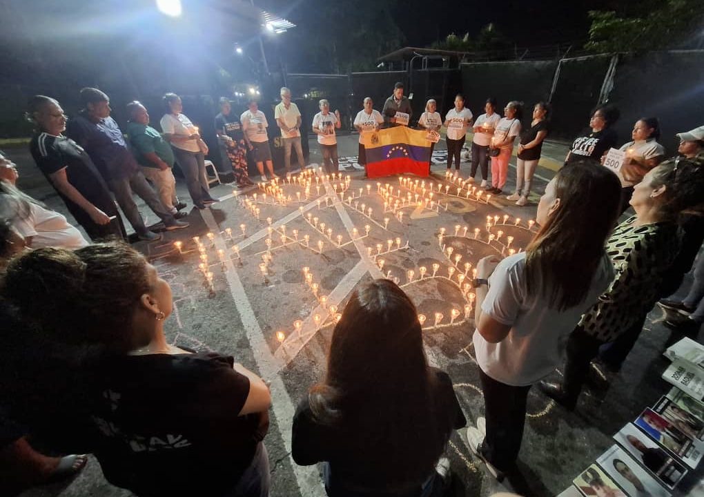 Familiares de presos políticos protestan frente a El Rodeo exigiendo su liberación
