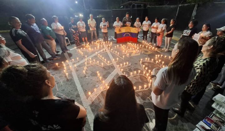 Familiares de presos políticos protestan frente a El Rodeo exigiendo su liberación