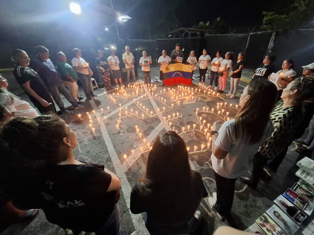 Familiares de presos políticos protestando frente al penal El Rodeo en Venezuela.